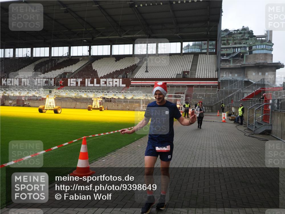 07.12.2025 - St. Pauli X-Mass-Run No. 15 Fabian Wolf http://msf.ph/oto/9398649 07.12.2025 10:52:23 Ziel 27, 499, 506, 654, 931, 1098, 4797, 4864, 4866, 4882 meine-sportfotos.de
