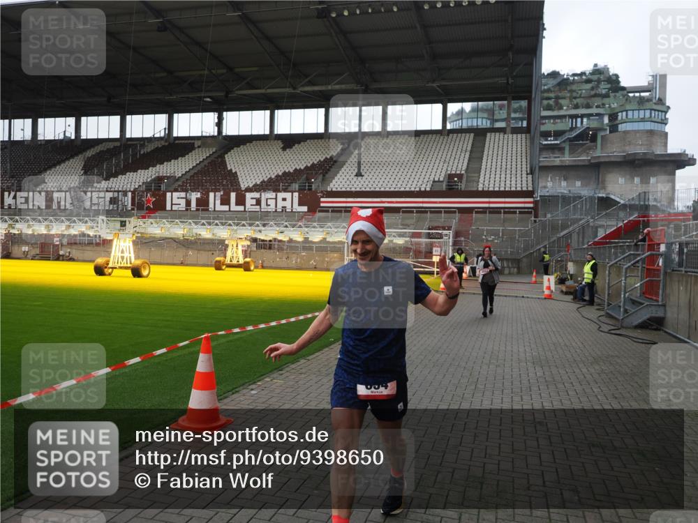 07.12.2025 - St. Pauli X-Mass-Run No. 15 Fabian Wolf http://msf.ph/oto/9398650 07.12.2025 10:52:23 Ziel 27, 499, 506, 654, 931, 1098, 4797, 4864, 4866, 4882 meine-sportfotos.de