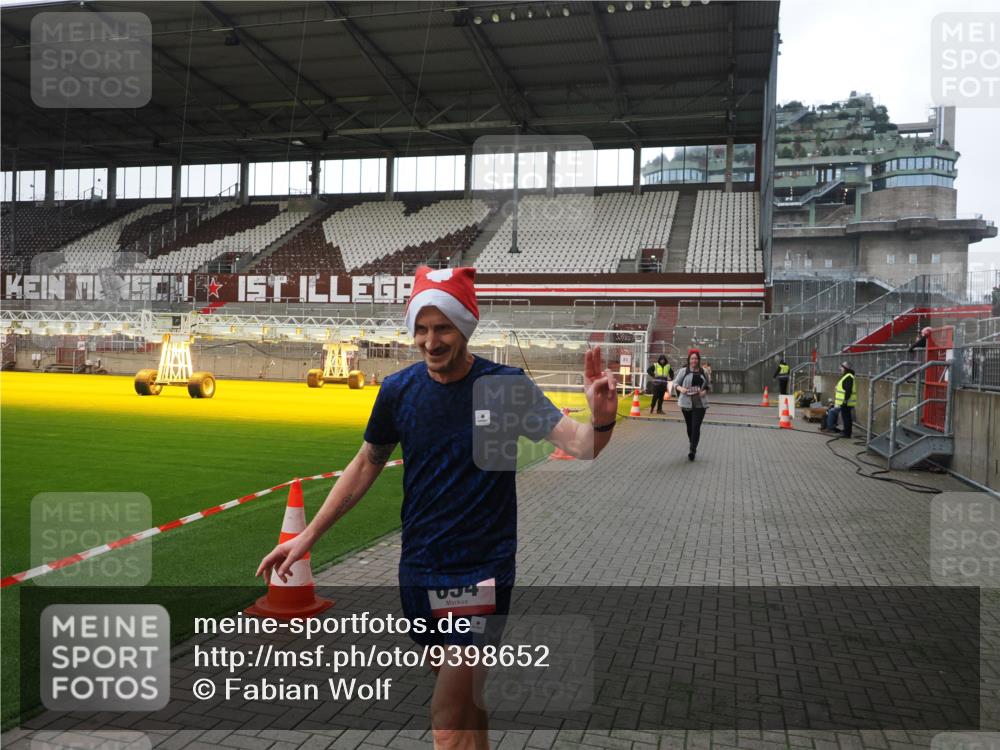 07.12.2025 - St. Pauli X-Mass-Run No. 15 Fabian Wolf http://msf.ph/oto/9398652 07.12.2025 10:52:24 Ziel 27, 499, 506, 654, 931, 1098, 4797, 4864, 4866, 4882 meine-sportfotos.de