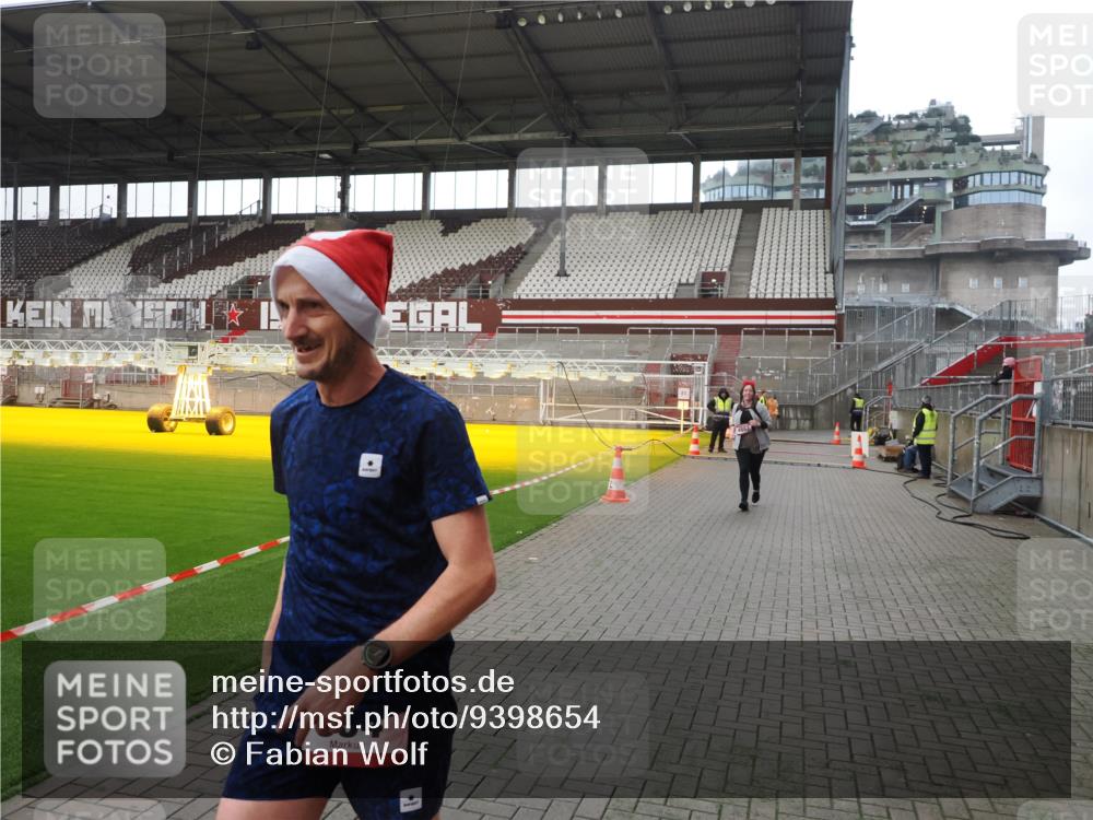 07.12.2025 - St. Pauli X-Mass-Run No. 15 Fabian Wolf http://msf.ph/oto/9398654 07.12.2025 10:52:24 Ziel 27, 499, 506, 654, 931, 1098, 4797, 4864, 4866, 4882 meine-sportfotos.de