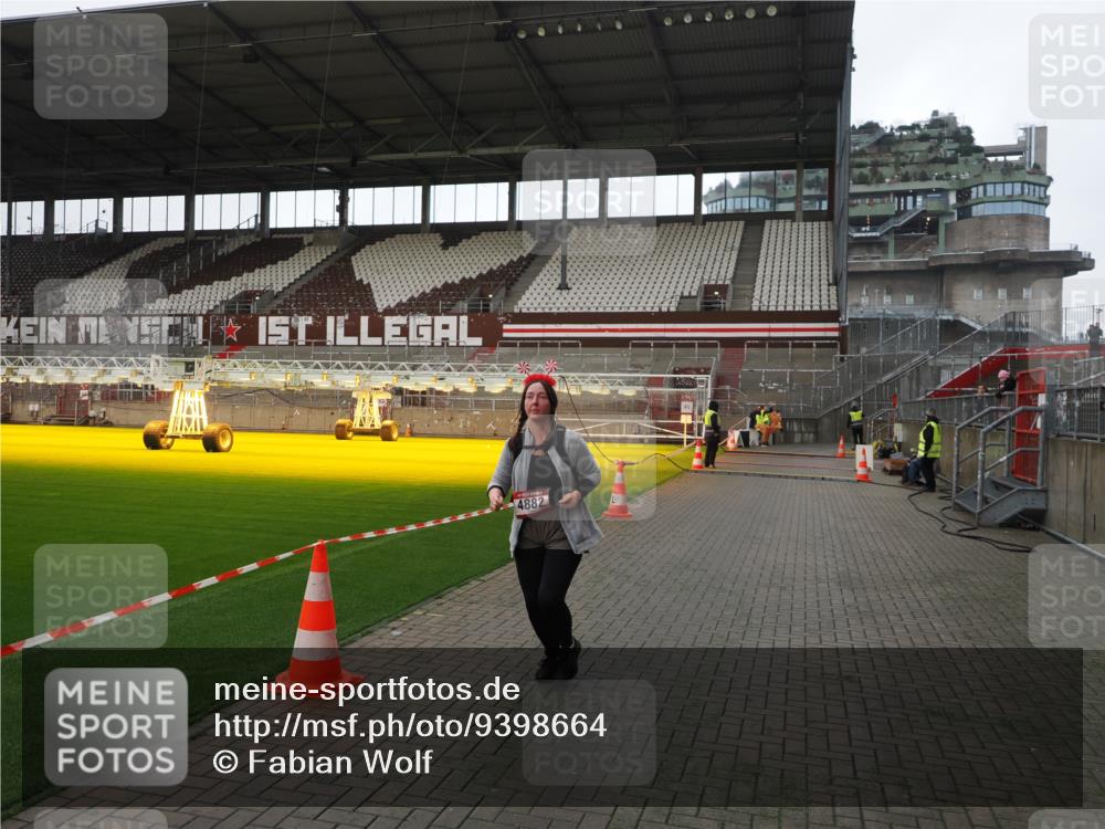 07.12.2025 - St. Pauli X-Mass-Run No. 15 Fabian Wolf http://msf.ph/oto/9398664 07.12.2025 10:52:28 Ziel 499, 506, 654, 931, 1098, 4797, 4864, 4866, 4882 meine-sportfotos.de