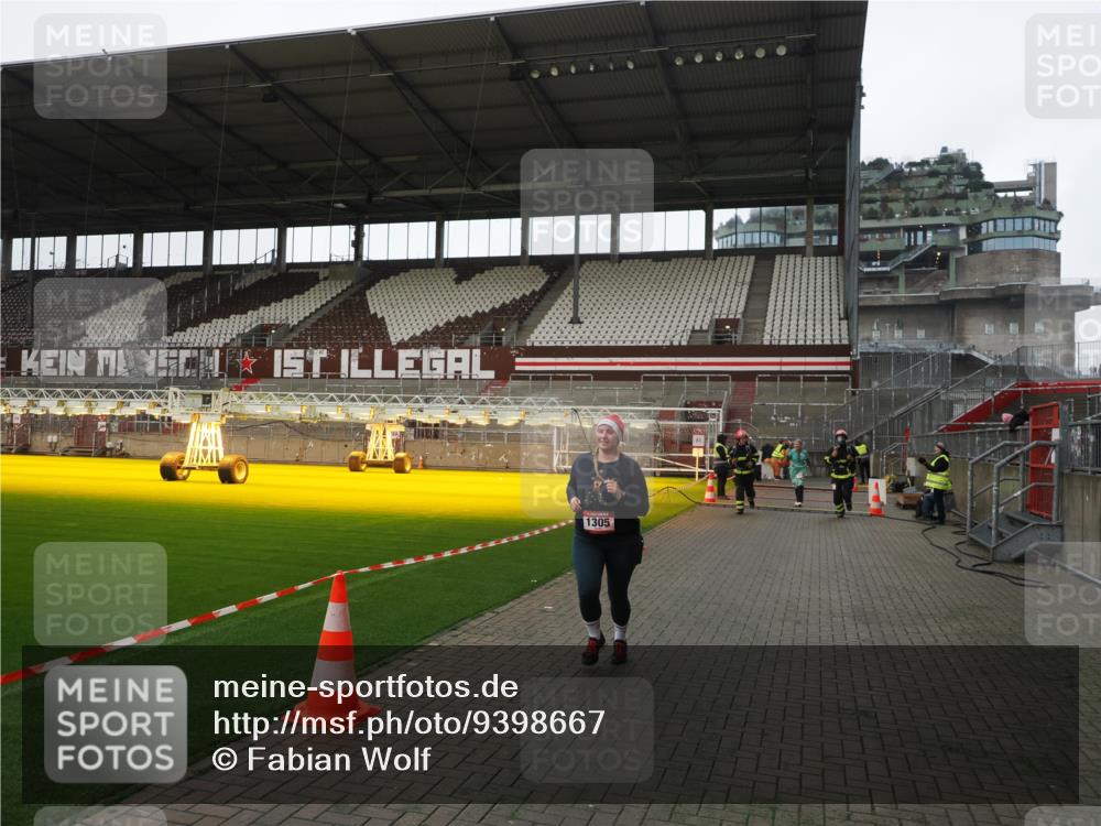 07.12.2025 - St. Pauli X-Mass-Run No. 15 Fabian Wolf http://msf.ph/oto/9398667 07.12.2025 10:52:44 Ziel 176, 262, 1305, 4859 meine-sportfotos.de