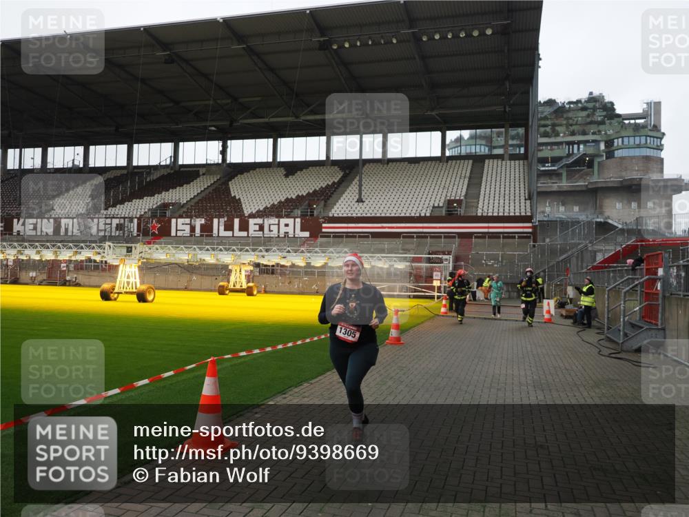 07.12.2025 - St. Pauli X-Mass-Run No. 15 Fabian Wolf http://msf.ph/oto/9398669 07.12.2025 10:52:45 Ziel 176, 262, 1305, 4859 meine-sportfotos.de