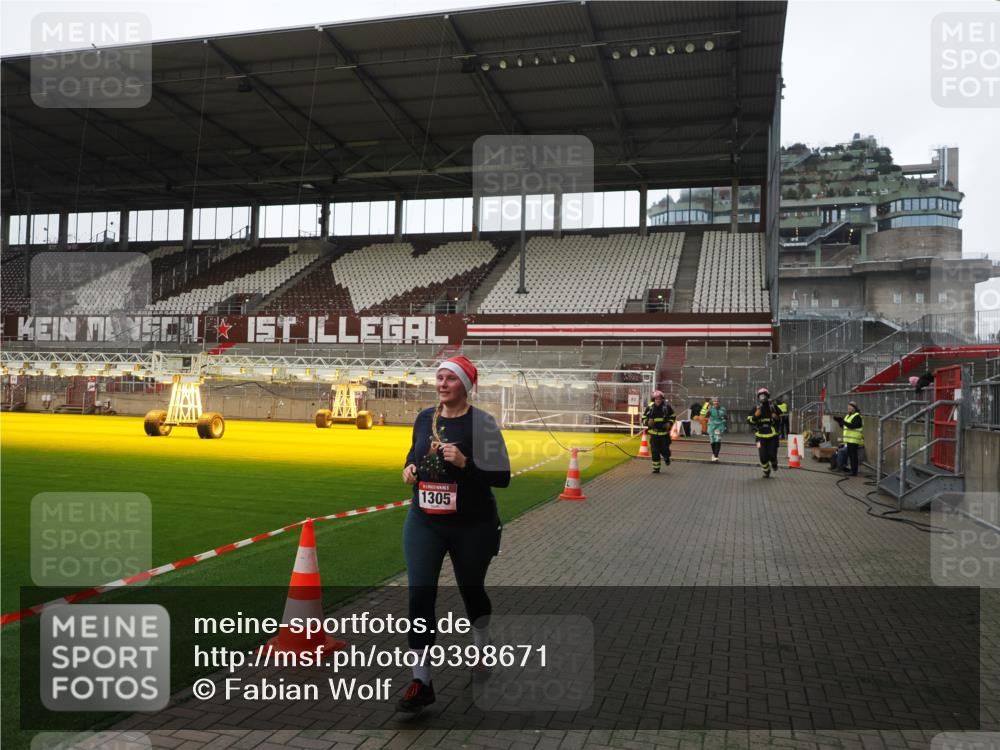 07.12.2025 - St. Pauli X-Mass-Run No. 15 Fabian Wolf http://msf.ph/oto/9398671 07.12.2025 10:52:45 Ziel 176, 262, 1305, 4859 meine-sportfotos.de
