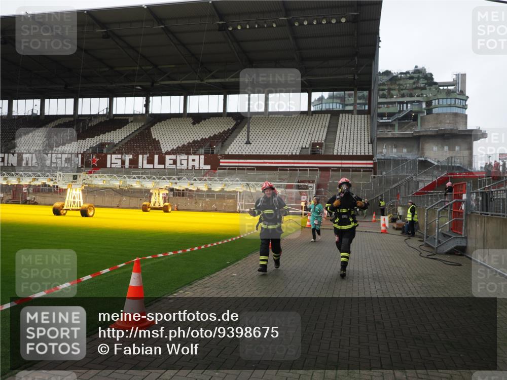 07.12.2025 - St. Pauli X-Mass-Run No. 15 Fabian Wolf http://msf.ph/oto/9398675 07.12.2025 10:52:48 Ziel 176, 262, 1305, 4859 meine-sportfotos.de