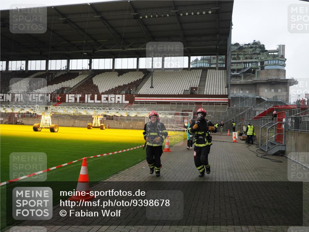 07.12.2025 - St. Pauli X-Mass-Run No. 15 Fabian Wolf http://msf.ph/oto/9398678 07.12.2025 10:52:49 Ziel 176, 262, 1305, 4859 meine-sportfotos.de