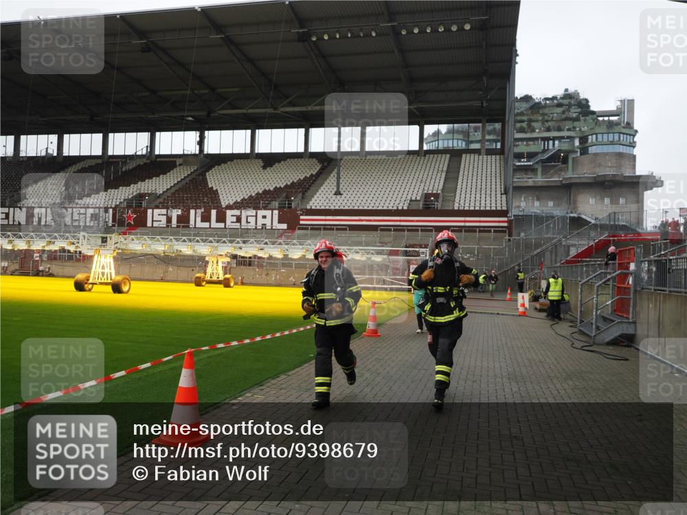 07.12.2025 - St. Pauli X-Mass-Run No. 15 Fabian Wolf http://msf.ph/oto/9398679 07.12.2025 10:52:49 Ziel 176, 262, 1305, 4859 meine-sportfotos.de