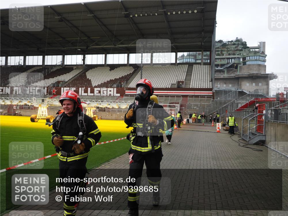 07.12.2025 - St. Pauli X-Mass-Run No. 15 Fabian Wolf http://msf.ph/oto/9398685 07.12.2025 10:52:50 Ziel 176, 262, 1305, 4859 meine-sportfotos.de