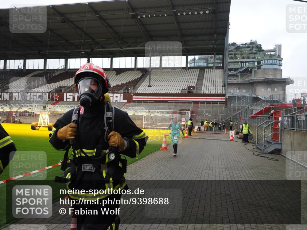 07.12.2025 - St. Pauli X-Mass-Run No. 15 Fabian Wolf http://msf.ph/oto/9398688 07.12.2025 10:52:51 Ziel 176, 262, 1305, 4859 meine-sportfotos.de