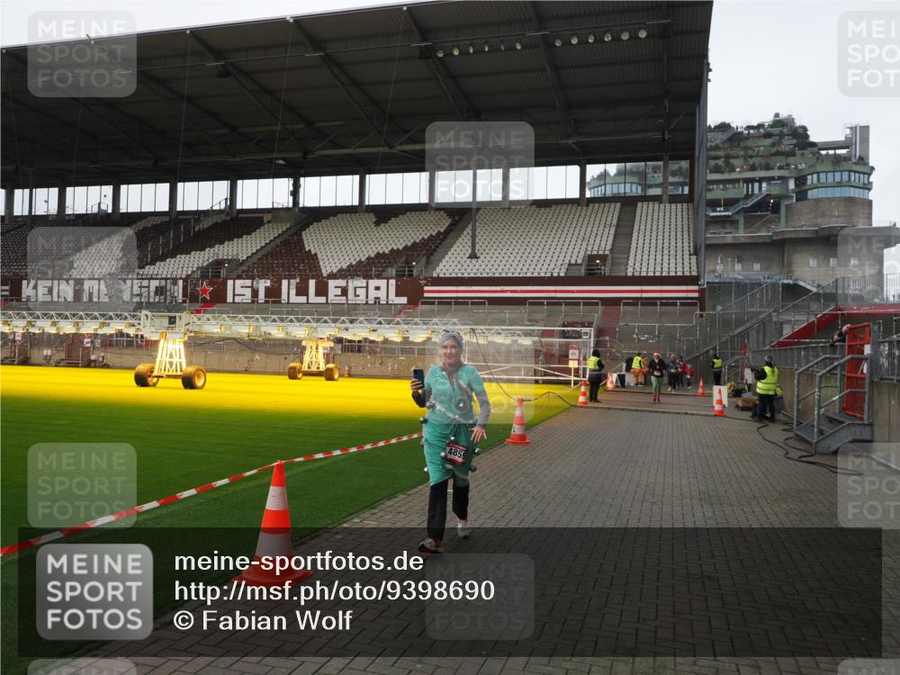 07.12.2025 - St. Pauli X-Mass-Run No. 15 Fabian Wolf http://msf.ph/oto/9398690 07.12.2025 10:52:54 Ziel 176, 262, 1305, 2673, 4859 meine-sportfotos.de