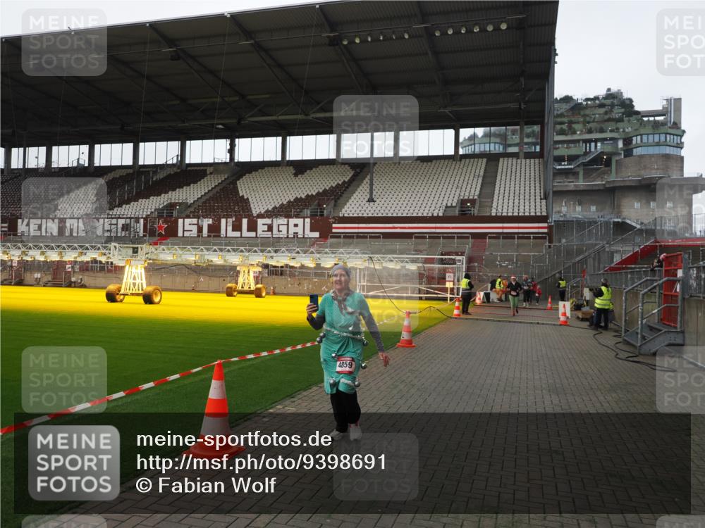 07.12.2025 - St. Pauli X-Mass-Run No. 15 Fabian Wolf http://msf.ph/oto/9398691 07.12.2025 10:52:54 Ziel 176, 262, 1305, 2673, 4859 meine-sportfotos.de