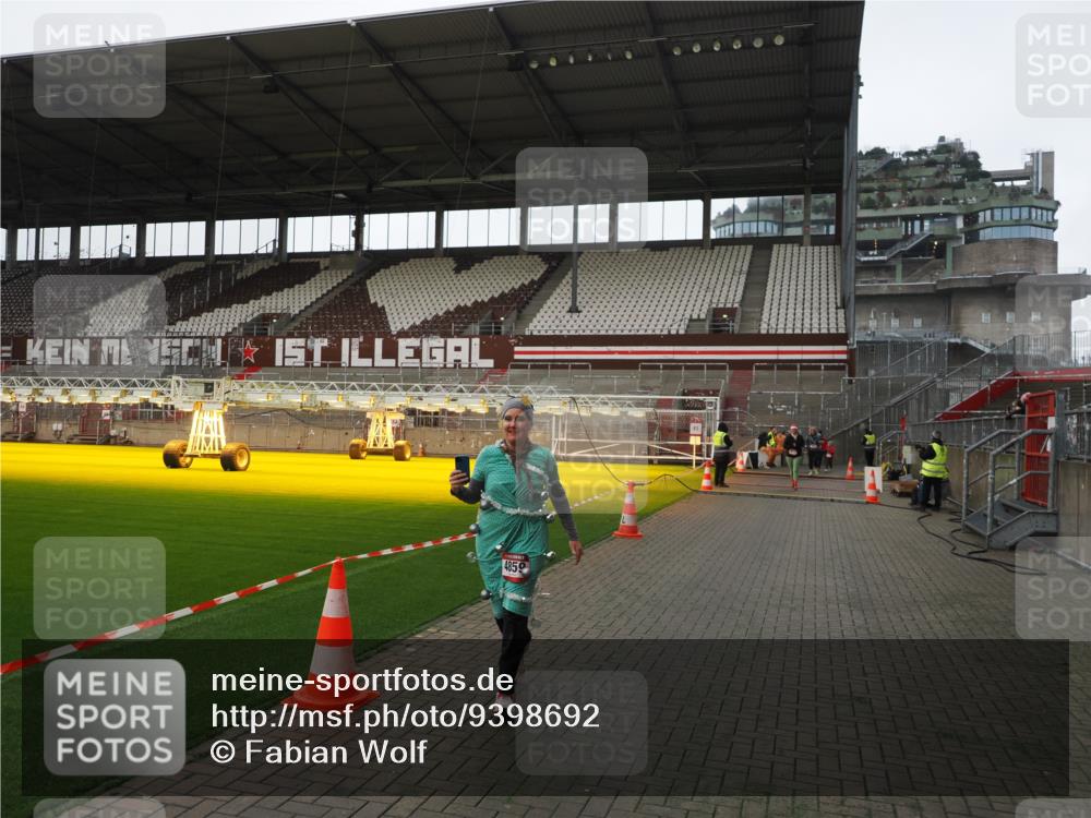 07.12.2025 - St. Pauli X-Mass-Run No. 15 Fabian Wolf http://msf.ph/oto/9398692 07.12.2025 10:52:54 Ziel 176, 262, 1305, 2673, 4859 meine-sportfotos.de