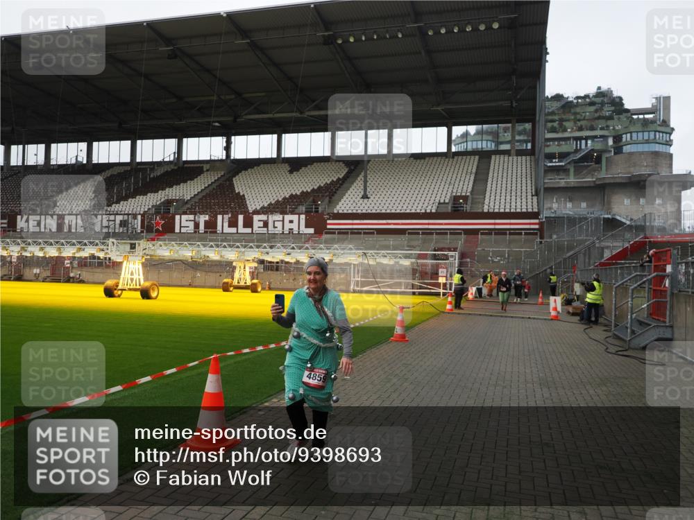 07.12.2025 - St. Pauli X-Mass-Run No. 15 Fabian Wolf http://msf.ph/oto/9398693 07.12.2025 10:52:54 Ziel 176, 262, 1305, 2673, 4859 meine-sportfotos.de