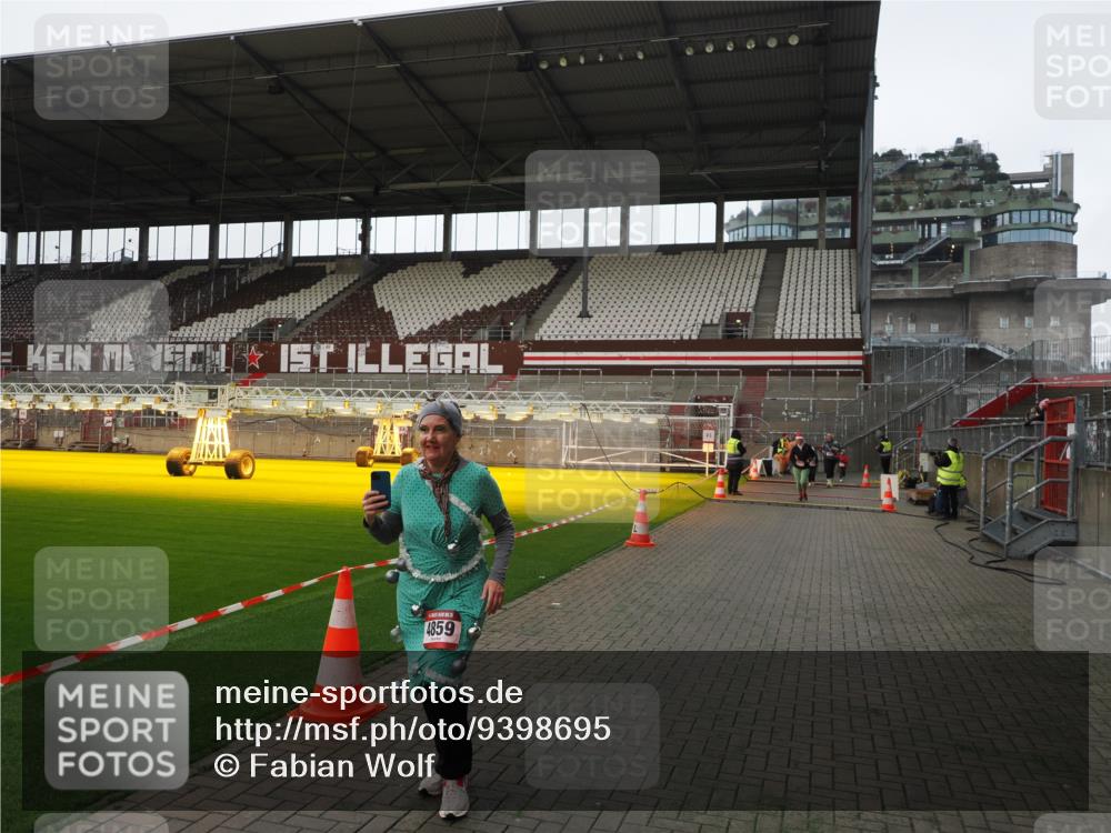 07.12.2025 - St. Pauli X-Mass-Run No. 15 Fabian Wolf http://msf.ph/oto/9398695 07.12.2025 10:52:55 Ziel 176, 262, 1305, 2673, 4859 meine-sportfotos.de