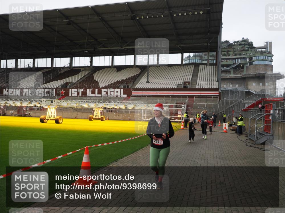 07.12.2025 - St. Pauli X-Mass-Run No. 15 Fabian Wolf http://msf.ph/oto/9398699 07.12.2025 10:53:02 Ziel 176, 262, 500, 504, 507, 510, 2673, 4859 meine-sportfotos.de