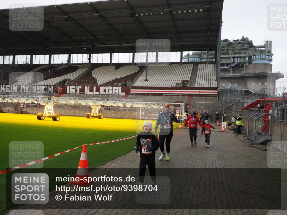 07.12.2025 - St. Pauli X-Mass-Run No. 15 Fabian Wolf http://msf.ph/oto/9398704 07.12.2025 10:53:05 Ziel 500, 504, 507, 510, 1684, 2673 meine-sportfotos.de