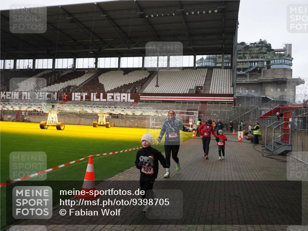 07.12.2025 - St. Pauli X-Mass-Run No. 15 Fabian Wolf http://msf.ph/oto/9398705 07.12.2025 10:53:06 Ziel 500, 504, 507, 510, 1684, 2673 meine-sportfotos.de