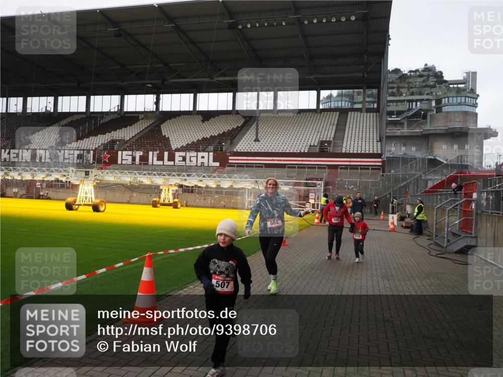 07.12.2025 - St. Pauli X-Mass-Run No. 15 Fabian Wolf http://msf.ph/oto/9398706 07.12.2025 10:53:06 Ziel 500, 504, 507, 510, 1684, 2673 meine-sportfotos.de