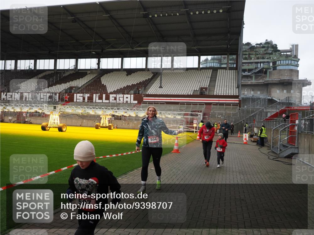 07.12.2025 - St. Pauli X-Mass-Run No. 15 Fabian Wolf http://msf.ph/oto/9398707 07.12.2025 10:53:06 Ziel 500, 504, 507, 510, 1684, 2673 meine-sportfotos.de