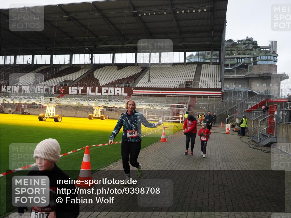 07.12.2025 - St. Pauli X-Mass-Run No. 15 Fabian Wolf http://msf.ph/oto/9398708 07.12.2025 10:53:07 Ziel 500, 504, 507, 510, 1684, 2673 meine-sportfotos.de