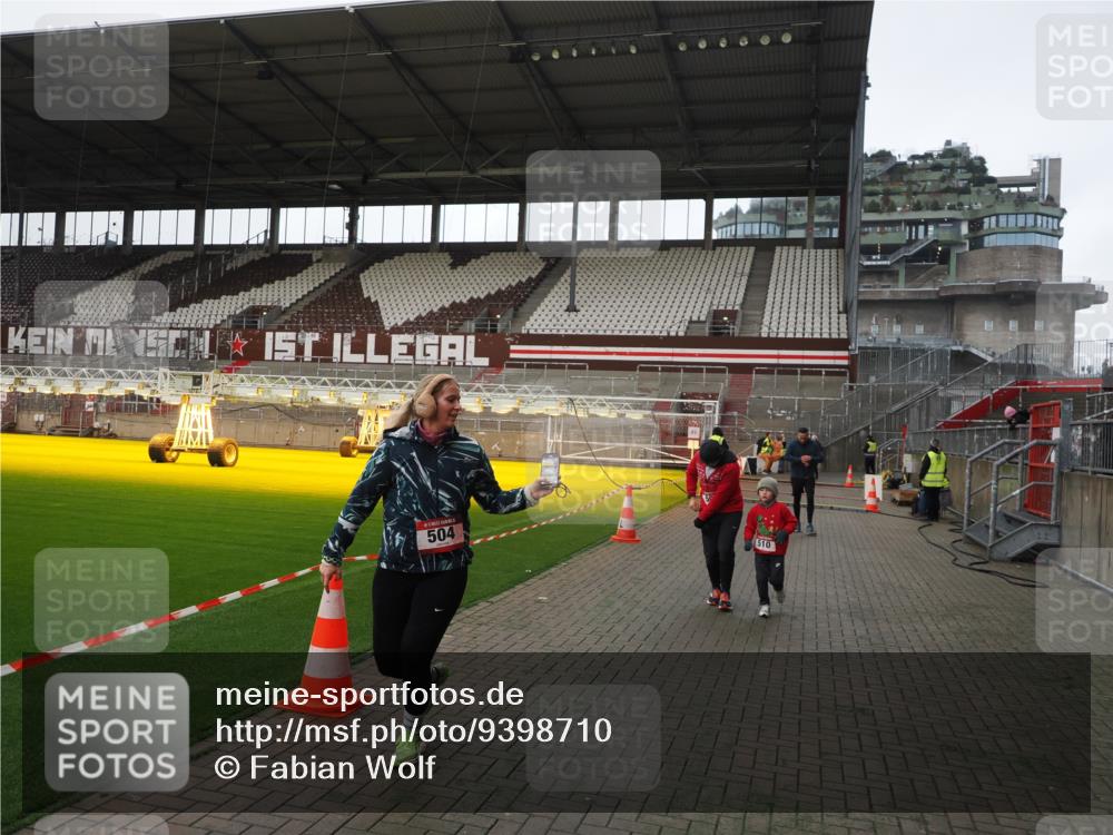 07.12.2025 - St. Pauli X-Mass-Run No. 15 Fabian Wolf http://msf.ph/oto/9398710 07.12.2025 10:53:07 Ziel 500, 504, 507, 510, 1684, 2673 meine-sportfotos.de