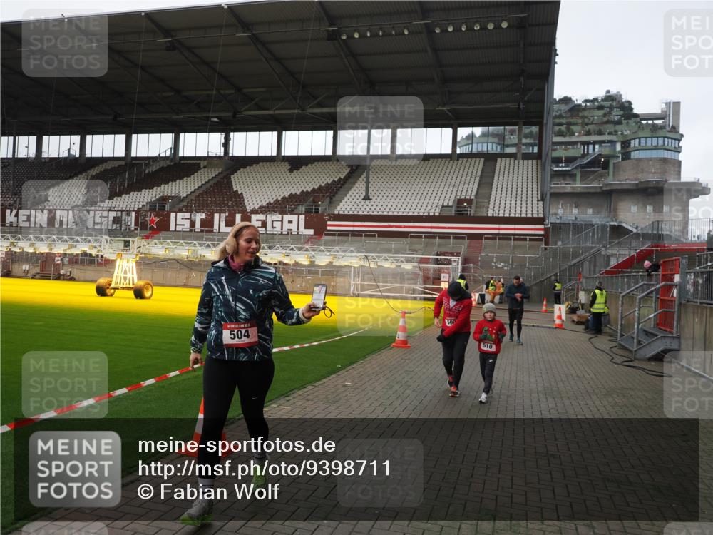 07.12.2025 - St. Pauli X-Mass-Run No. 15 Fabian Wolf http://msf.ph/oto/9398711 07.12.2025 10:53:07 Ziel 500, 504, 507, 510, 1684, 2673 meine-sportfotos.de
