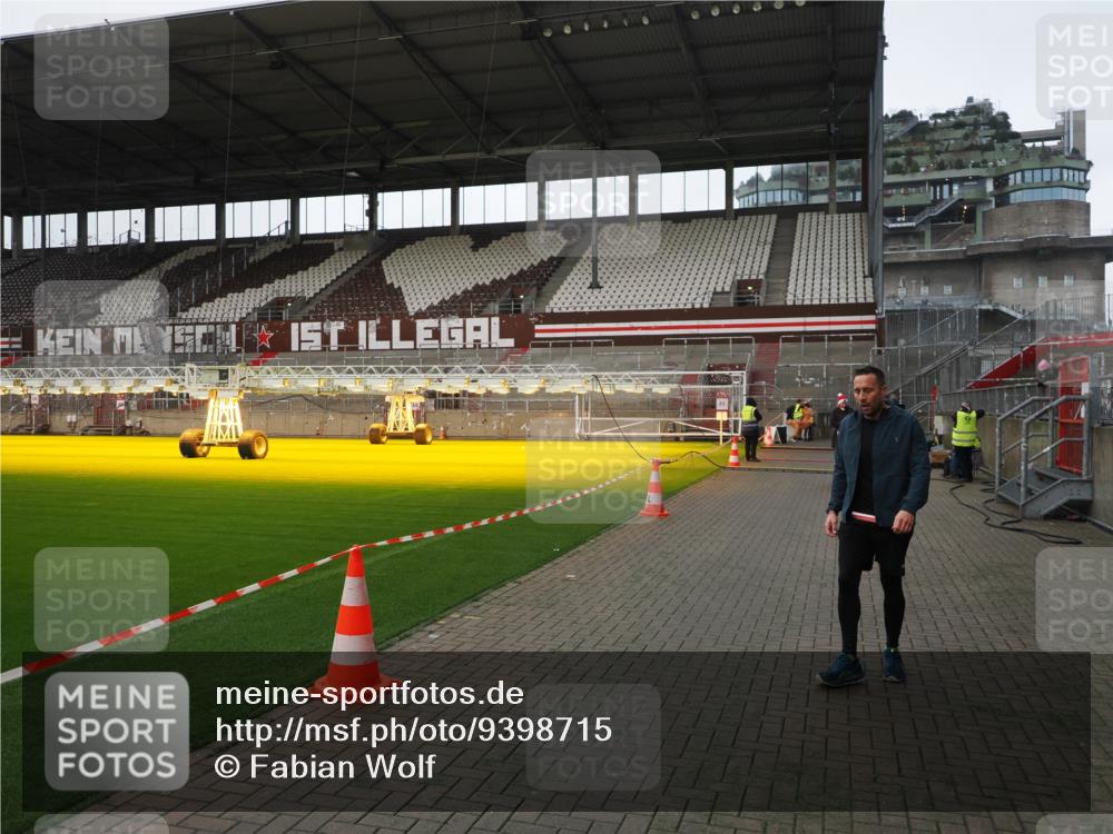 07.12.2025 - St. Pauli X-Mass-Run No. 15 Fabian Wolf http://msf.ph/oto/9398715 07.12.2025 10:53:15 Ziel 500, 504, 507, 510, 1684, 3128 meine-sportfotos.de