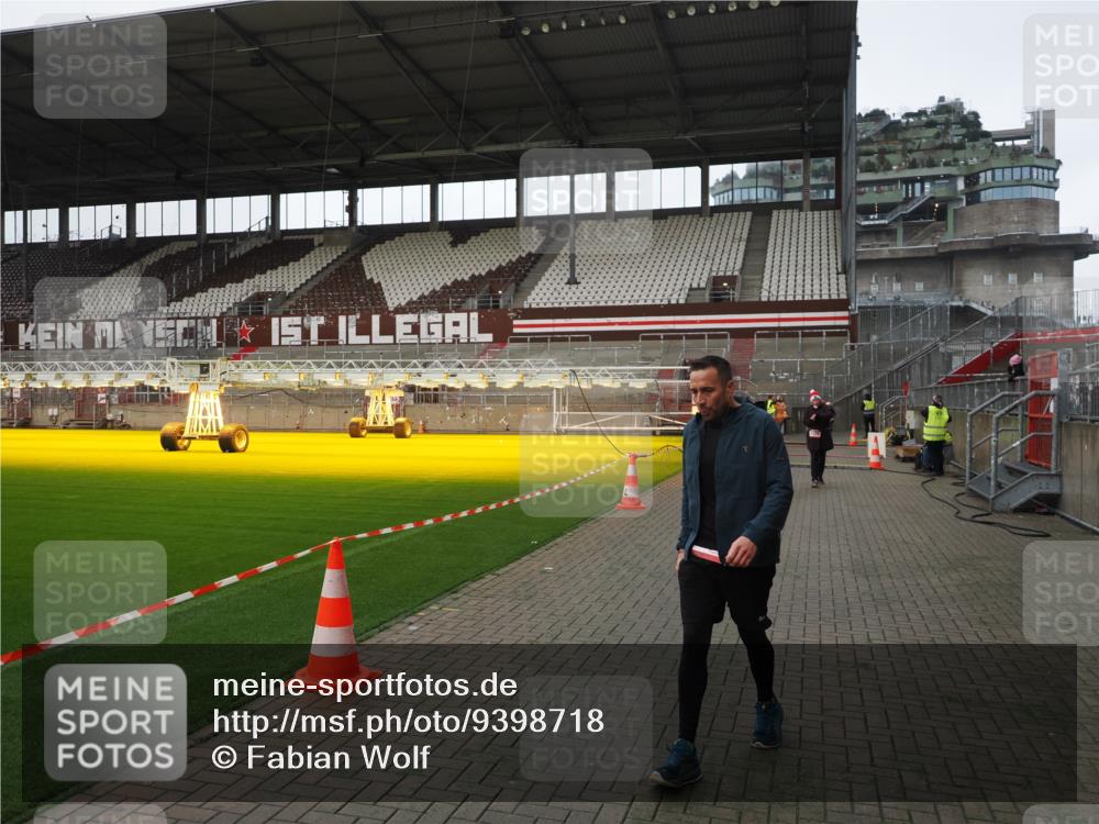 07.12.2025 - St. Pauli X-Mass-Run No. 15 Fabian Wolf http://msf.ph/oto/9398718 07.12.2025 10:53:16 Ziel 500, 504, 507, 510, 1684, 3128 meine-sportfotos.de