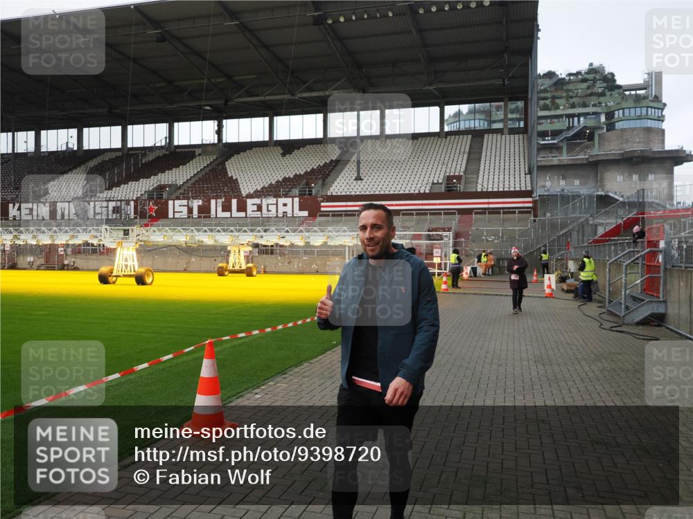 07.12.2025 - St. Pauli X-Mass-Run No. 15 Fabian Wolf http://msf.ph/oto/9398720 07.12.2025 10:53:17 Ziel 500, 510, 1684, 3128 meine-sportfotos.de