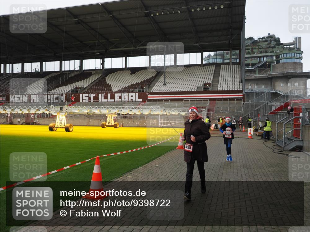 07.12.2025 - St. Pauli X-Mass-Run No. 15 Fabian Wolf http://msf.ph/oto/9398722 07.12.2025 10:53:23 Ziel 546, 1684, 3128 meine-sportfotos.de