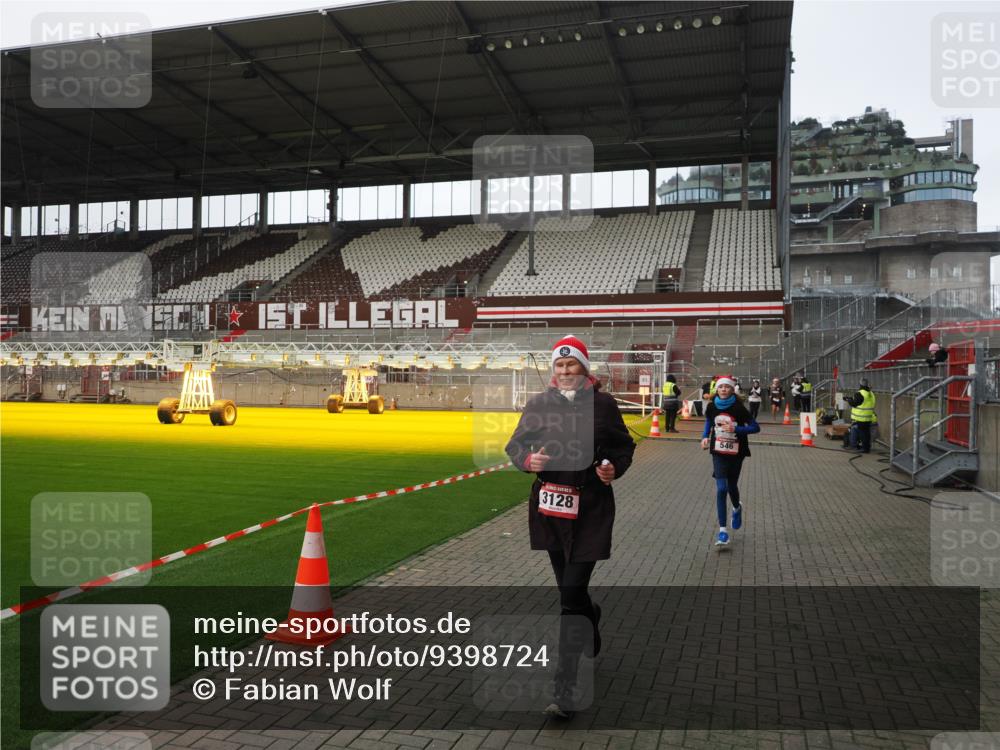 07.12.2025 - St. Pauli X-Mass-Run No. 15 Fabian Wolf http://msf.ph/oto/9398724 07.12.2025 10:53:23 Ziel 546, 1684, 3128 meine-sportfotos.de