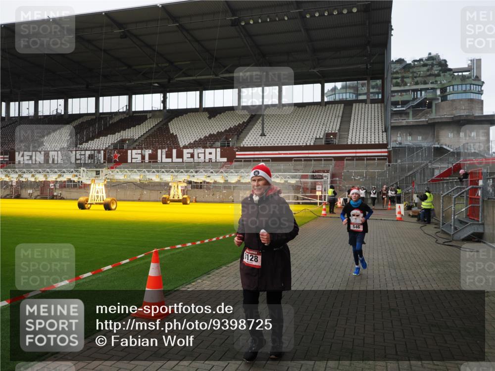 07.12.2025 - St. Pauli X-Mass-Run No. 15 Fabian Wolf http://msf.ph/oto/9398725 07.12.2025 10:53:23 Ziel 546, 1684, 3128 meine-sportfotos.de