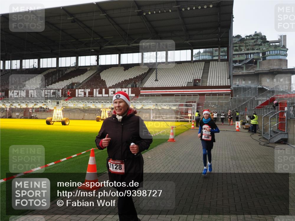 07.12.2025 - St. Pauli X-Mass-Run No. 15 Fabian Wolf http://msf.ph/oto/9398727 07.12.2025 10:53:24 Ziel 546, 3128 meine-sportfotos.de
