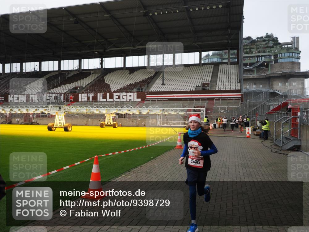07.12.2025 - St. Pauli X-Mass-Run No. 15 Fabian Wolf http://msf.ph/oto/9398729 07.12.2025 10:53:24 Ziel 546, 3128 meine-sportfotos.de