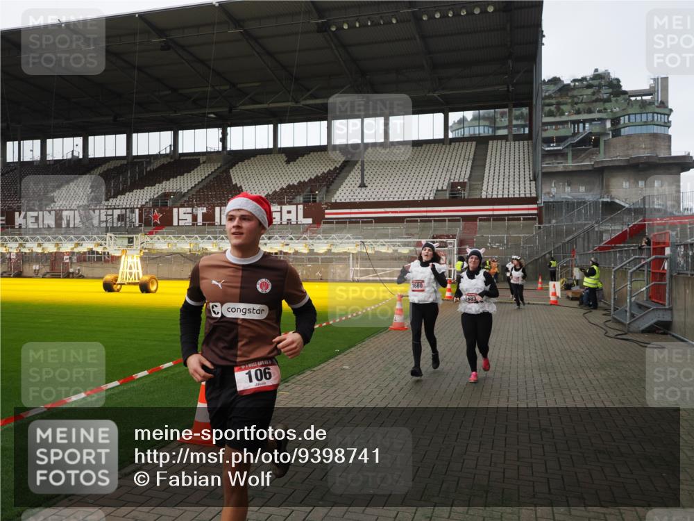 07.12.2025 - St. Pauli X-Mass-Run No. 15 Fabian Wolf http://msf.ph/oto/9398741 07.12.2025 10:53:32 Ziel 106, 546, 1679, 1680, 1681, 1682, 1683 meine-sportfotos.de