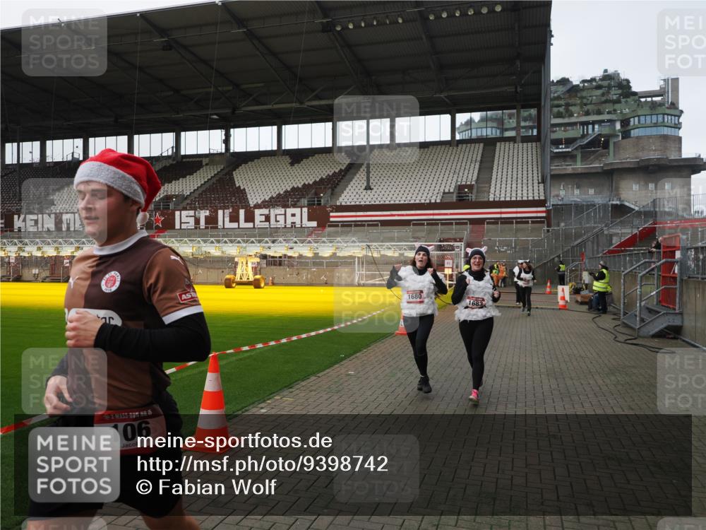 07.12.2025 - St. Pauli X-Mass-Run No. 15 Fabian Wolf http://msf.ph/oto/9398742 07.12.2025 10:53:32 Ziel 106, 546, 1679, 1680, 1681, 1682, 1683 meine-sportfotos.de