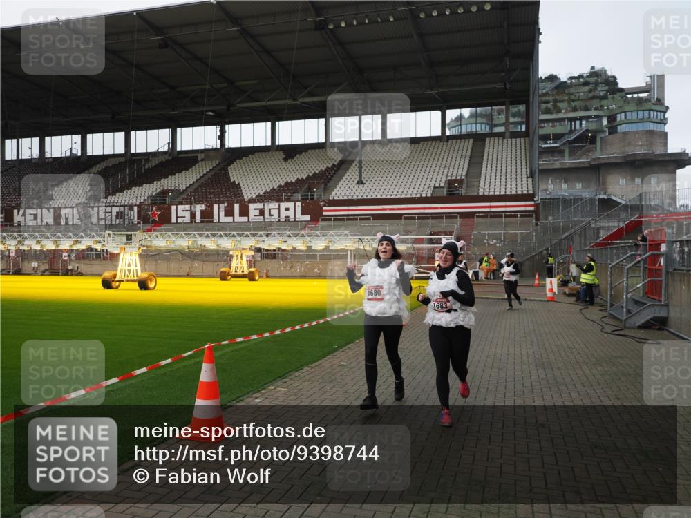 07.12.2025 - St. Pauli X-Mass-Run No. 15 Fabian Wolf http://msf.ph/oto/9398744 07.12.2025 10:53:33 Ziel 106, 546, 1679, 1680, 1681, 1682, 1683 meine-sportfotos.de
