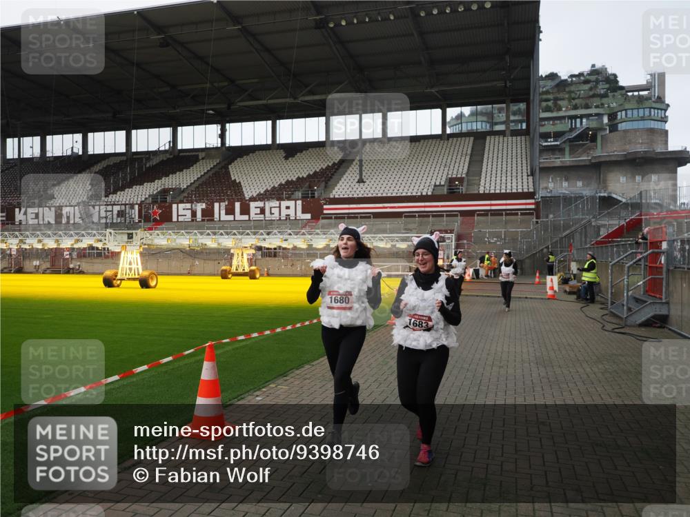 07.12.2025 - St. Pauli X-Mass-Run No. 15 Fabian Wolf http://msf.ph/oto/9398746 07.12.2025 10:53:33 Ziel 106, 546, 1679, 1680, 1681, 1682, 1683 meine-sportfotos.de