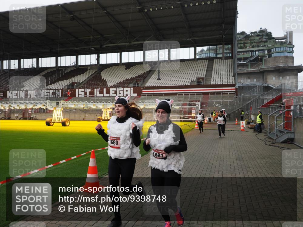 07.12.2025 - St. Pauli X-Mass-Run No. 15 Fabian Wolf http://msf.ph/oto/9398748 07.12.2025 10:53:33 Ziel 106, 546, 1679, 1680, 1681, 1682, 1683 meine-sportfotos.de