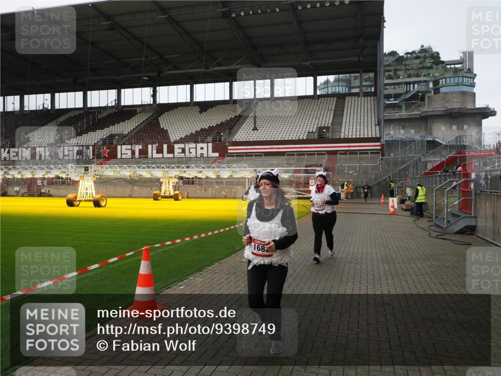 07.12.2025 - St. Pauli X-Mass-Run No. 15 Fabian Wolf http://msf.ph/oto/9398749 07.12.2025 10:53:38 Ziel 106, 546, 1679, 1680, 1681, 1682, 1683 meine-sportfotos.de