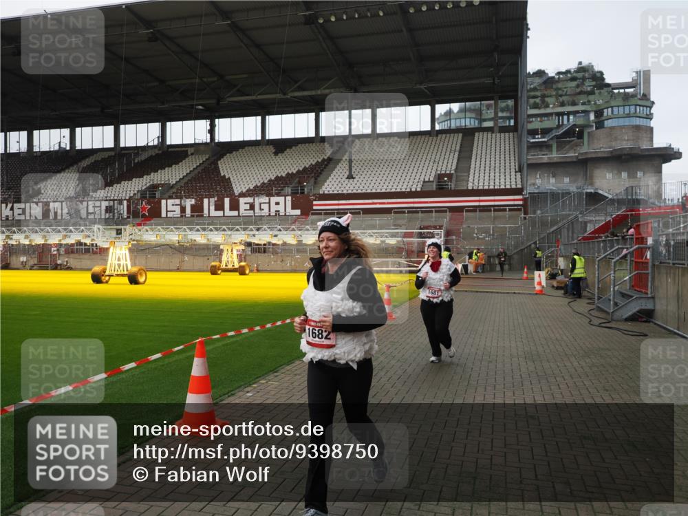 07.12.2025 - St. Pauli X-Mass-Run No. 15 Fabian Wolf http://msf.ph/oto/9398750 07.12.2025 10:53:38 Ziel 106, 546, 1679, 1680, 1681, 1682, 1683 meine-sportfotos.de