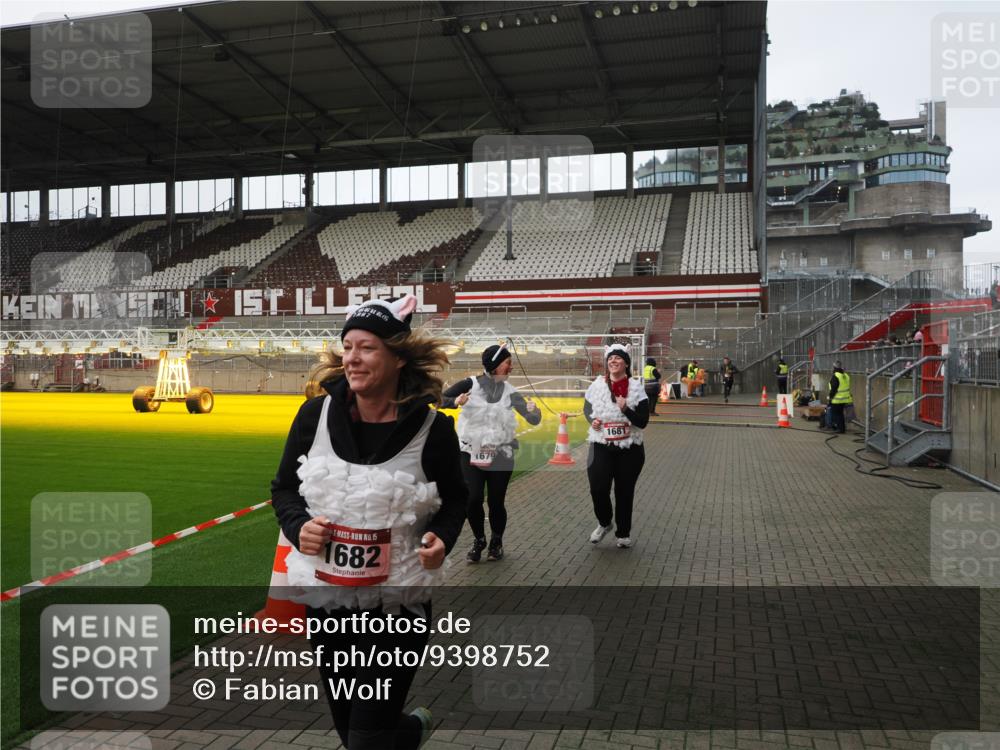 07.12.2025 - St. Pauli X-Mass-Run No. 15 Fabian Wolf http://msf.ph/oto/9398752 07.12.2025 10:53:39 Ziel 106, 1679, 1680, 1681, 1682, 1683 meine-sportfotos.de