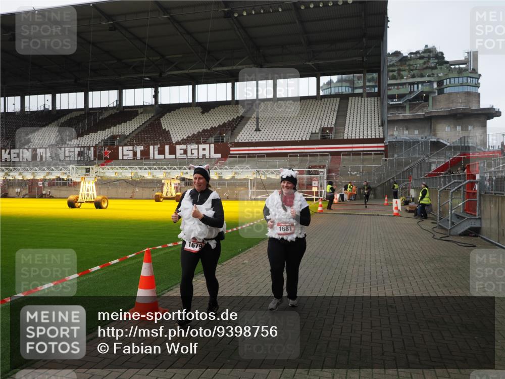 07.12.2025 - St. Pauli X-Mass-Run No. 15 Fabian Wolf http://msf.ph/oto/9398756 07.12.2025 10:53:40 Ziel 106, 1478, 1679, 1680, 1681, 1682, 1683 meine-sportfotos.de