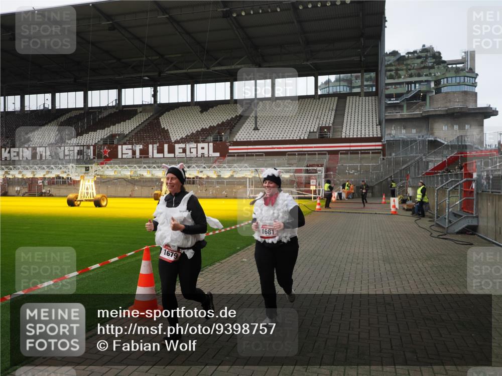07.12.2025 - St. Pauli X-Mass-Run No. 15 Fabian Wolf http://msf.ph/oto/9398757 07.12.2025 10:53:40 Ziel 106, 1478, 1679, 1680, 1681, 1682, 1683 meine-sportfotos.de