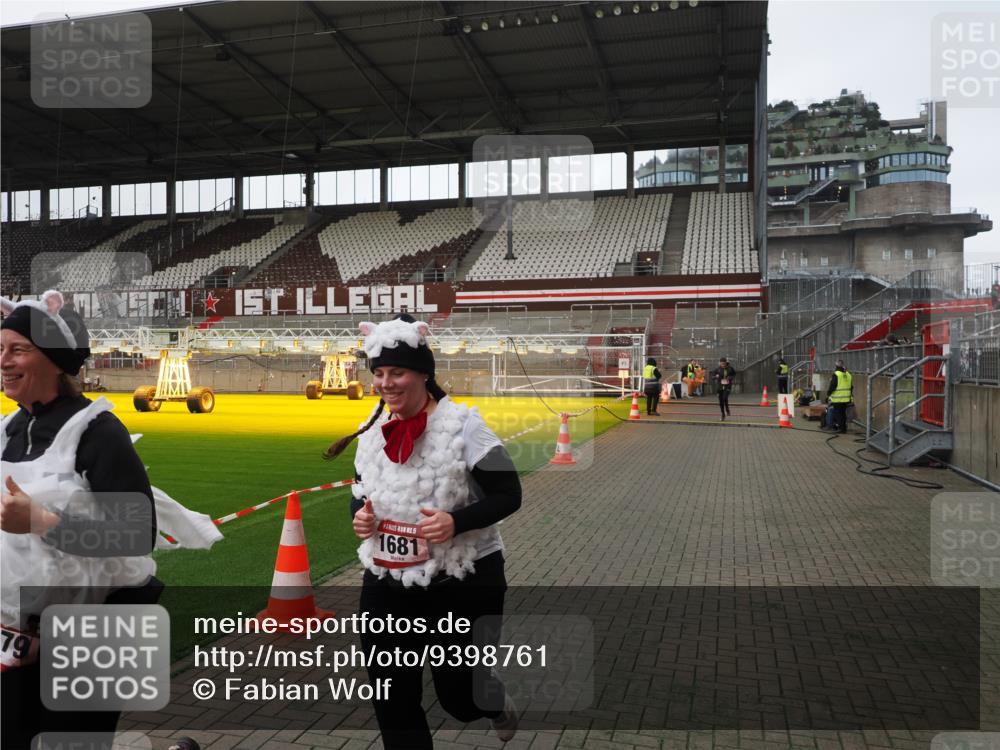 07.12.2025 - St. Pauli X-Mass-Run No. 15 Fabian Wolf http://msf.ph/oto/9398761 07.12.2025 10:53:41 Ziel 106, 1478, 1679, 1680, 1681, 1682, 1683 meine-sportfotos.de