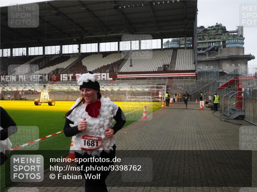 07.12.2025 - St. Pauli X-Mass-Run No. 15 Fabian Wolf http://msf.ph/oto/9398762 07.12.2025 10:53:41 Ziel 106, 1478, 1679, 1680, 1681, 1682, 1683 meine-sportfotos.de