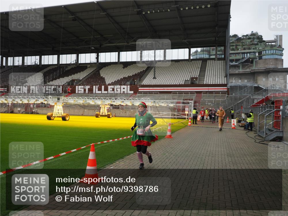 07.12.2025 - St. Pauli X-Mass-Run No. 15 Fabian Wolf http://msf.ph/oto/9398786 07.12.2025 10:54:27 Ziel 656, 1489, 2358, 2360, 2832 meine-sportfotos.de