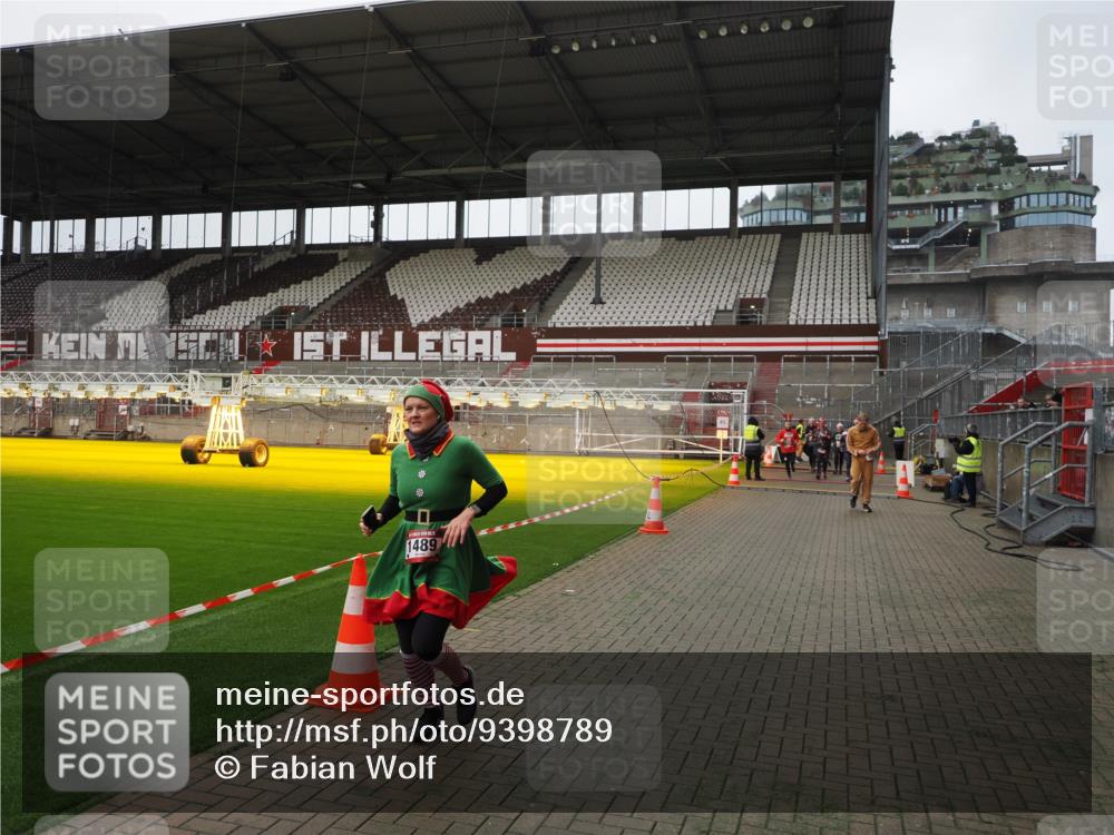 07.12.2025 - St. Pauli X-Mass-Run No. 15 Fabian Wolf http://msf.ph/oto/9398789 07.12.2025 10:54:28 Ziel 656, 1177, 1489, 2358, 2360, 2832 meine-sportfotos.de