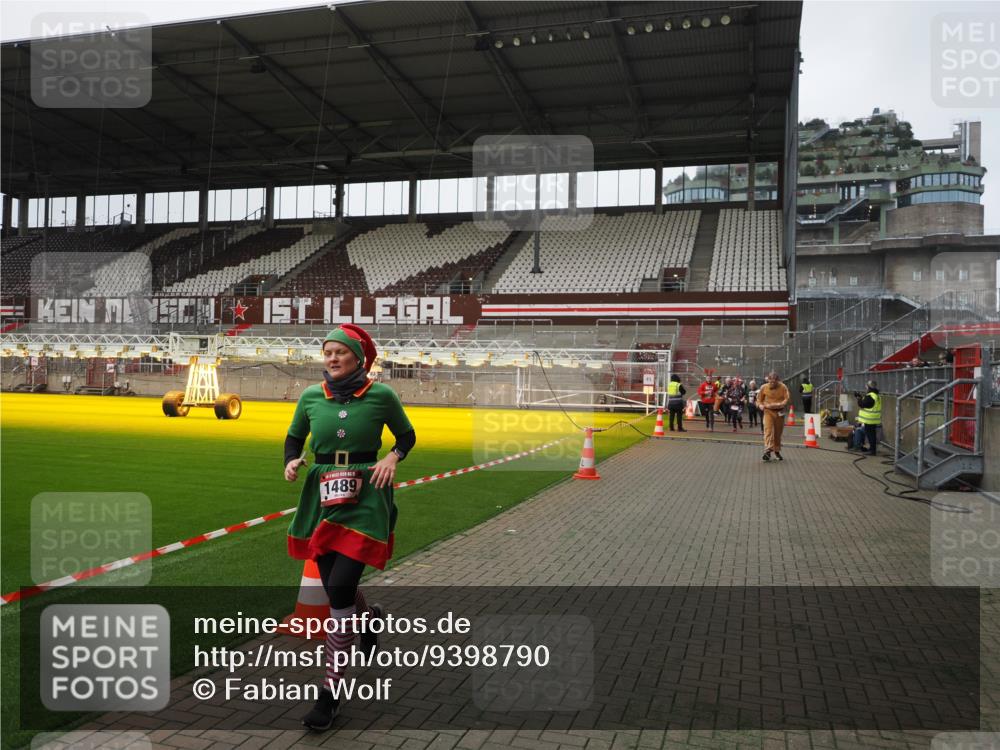 07.12.2025 - St. Pauli X-Mass-Run No. 15 Fabian Wolf http://msf.ph/oto/9398790 07.12.2025 10:54:28 Ziel 656, 1177, 1489, 2358, 2360, 2832 meine-sportfotos.de