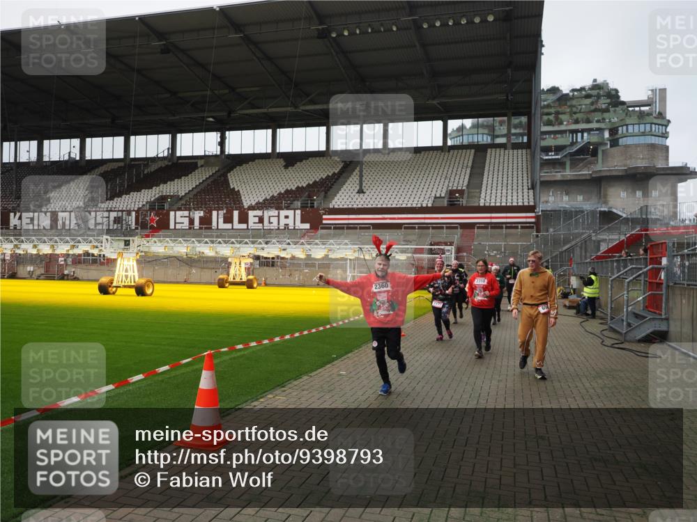07.12.2025 - St. Pauli X-Mass-Run No. 15 Fabian Wolf http://msf.ph/oto/9398793 07.12.2025 10:54:34 Ziel 656, 1177, 1489, 2286, 2328, 2358, 2360, 2832, 3391, 3437 meine-sportfotos.de